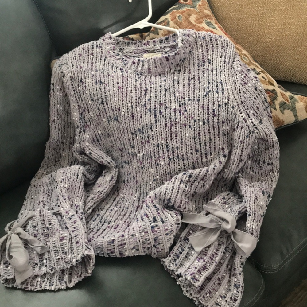 Sweater with bell sleeves and wrist ties